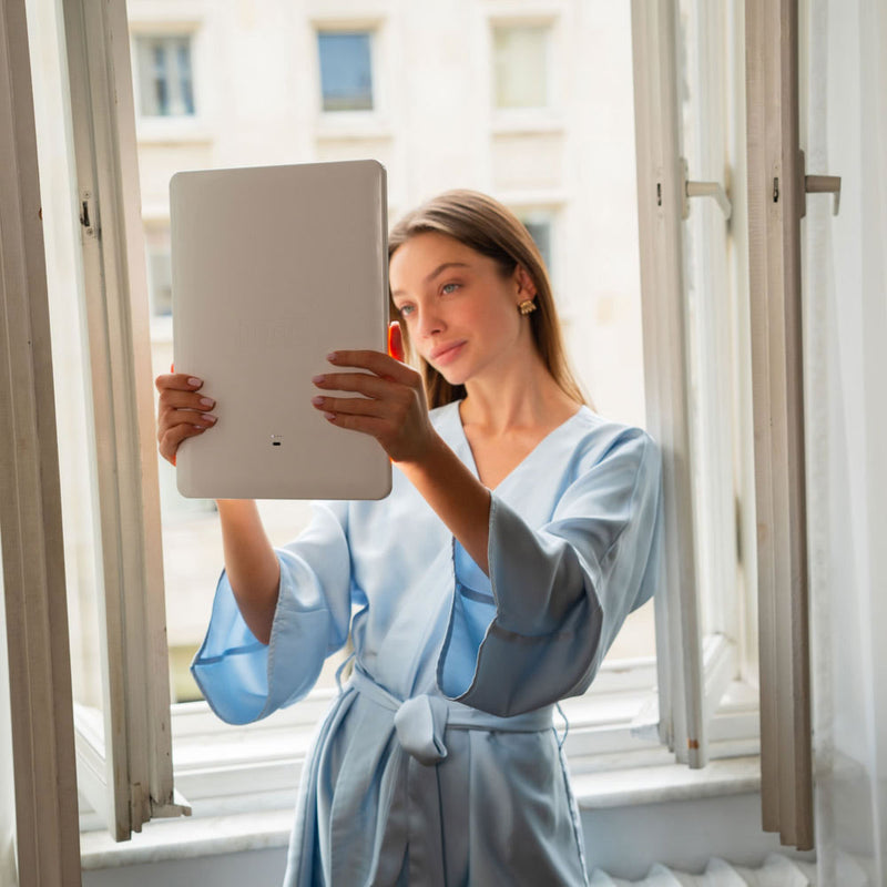 Rechargeable built-in battery lets you take the mirror with you.