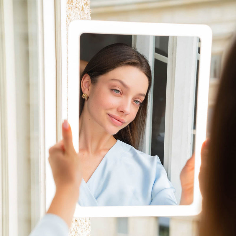 Rechargeable built-in battery lets you take the mirror with you.